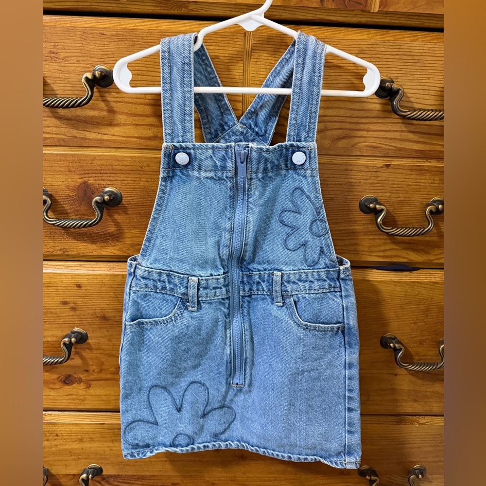 Old Navy toddler girls' denim overall skirt with a floral embroidery size 5
